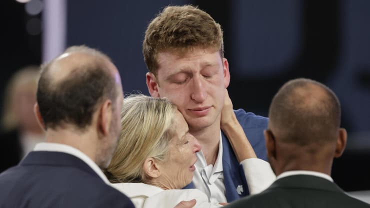 "יש לי את ההורים הטובים ביותר בעולם". וולף עם אימו (צילום: AP Photo/Adam Hunger) דני וולף