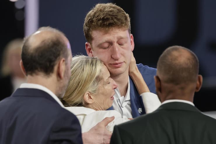 וולף לצד משפחתו לאחר הבחירה (צילום: AP Photo/Adam Hunger) דני וולף