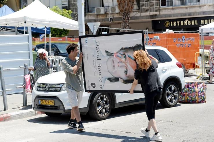 בת ים. תושבים חוזרים לאסוף את החפצים שנותרו מאחור. (צילום: קובי קואנקס) זירת הנפילה בשדרות ירושלים בבת ים