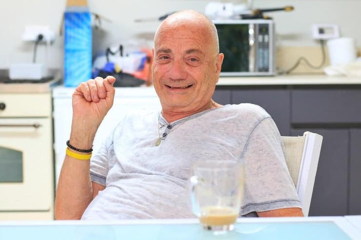 לואיס הר בביתו בקיבוץ אורים (צילום: מאיר אבן חיים ) לואיס הר שנחטף ב 7.10 ושוחרר בעסקה לאחר 129 ימים חזר לביתו בקיבוץ אורים