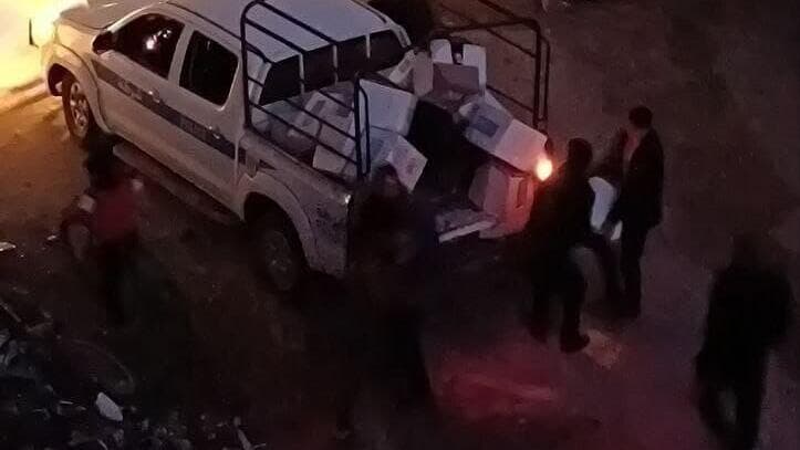 שוטרי חמאס לכאורה בוזזים סיוע. "אין כל כך מה לעשות" מעצר של משאית סיוע על ידי אנשי חמאס
