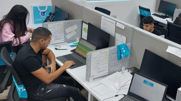 מתנדבי החמ"ל הסגול מעניקים סיוע לאנשים עם צרכים מיוחדים שנפגעו במלחמה (צילום: עידן מוטולה) החמ"ל הסגול בפעולה