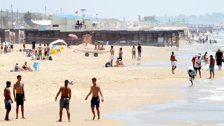 מבלים בחוף הים (צילום: קובי קואנקס) אנשים מבלים בחוף הים במהלך גל חום קיצוני