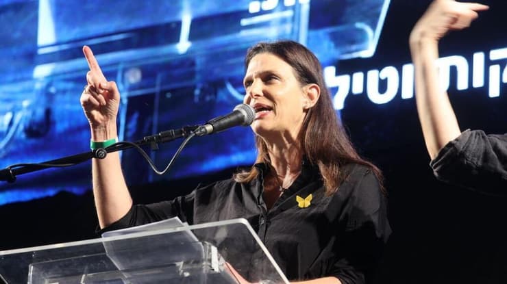 "הזלזול מגיע לעוד שפל". ח"כ רייטן (צילום: מוטי קמחי ) חברת הכנסת אפרת רייטן בהפגנת “שמים סוף לטירוף" בכיכר רבין