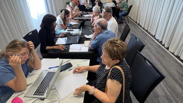 אנשי רשות המיסים נפגשו עם תושבי ראשון לציון שפונו מבתיהם בעקבות מבצע עם כלביא