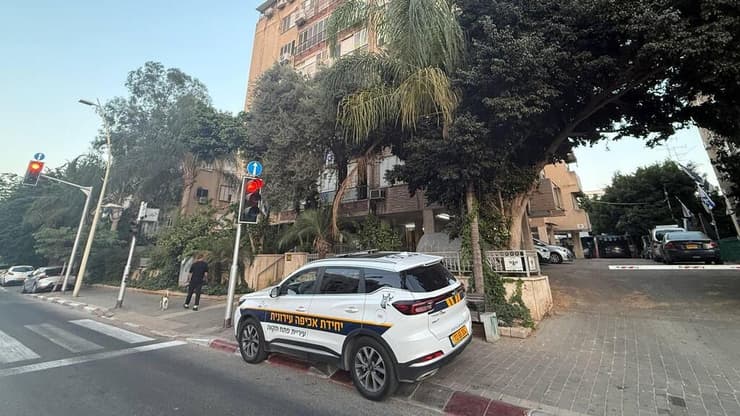 זירת האירוע בפתח תקווה (צילום: קובי קואנקס) זירה בה נער כבן 17 אותר ירוי בפלג גוף עליון מפליטת כדור - פתח תקווה