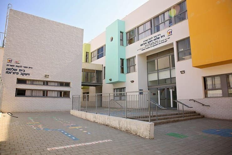 בית ספר גשרים לפני הפגיעה