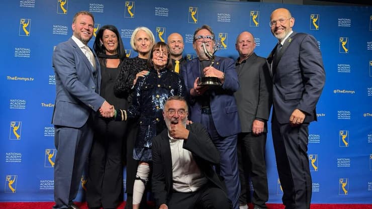 צוות הדוקו "עוד נחזור לרקוד" בטקס פרסי האמי לחדשות ודוקו