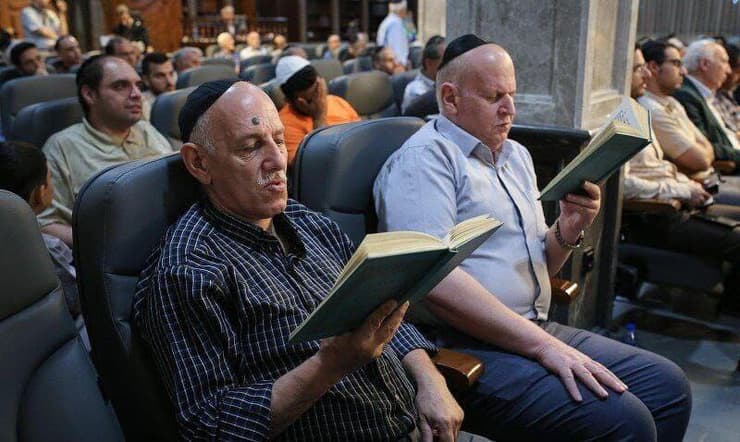 תפילות בכינוס מיוחד בטהרן, שנערך בשבוע שעבר תפילות בכינוס המיוחד בטהרן