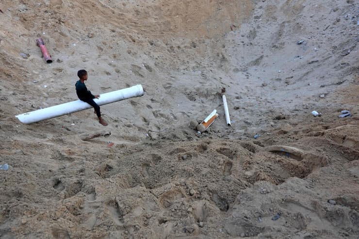 מכתש שנוצר בשכונת א-רימאל אחרי התקיפה