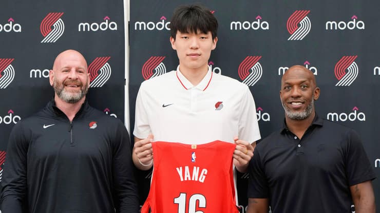 הנסן מוצג בפורטלנד לצד המאמן צ'ונסי בילאפס (מימין) והג'נרל מנג'ר  ג'ו קרונין