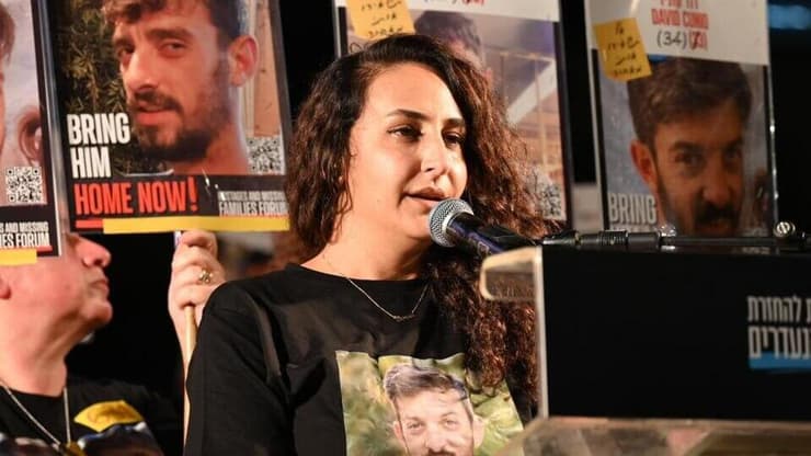 "הילדות יודעות שגם השנה אבא לא יהיה ביום הולדת". שרון אלוני-קוניו (צילום: פאולינה פטימר) עצרת בכיכר החטופים בתל אביב