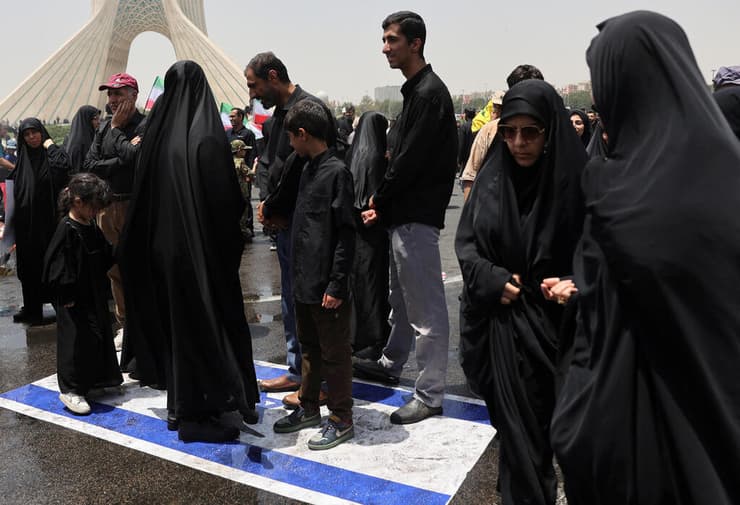 דורכים על דגלי ישראל אחרי המלחמה בטהרן (צילום: Majid Asgaripour/WANA via REUTERS) הלוויות ענק לבכירים האיראנים שחוסלו