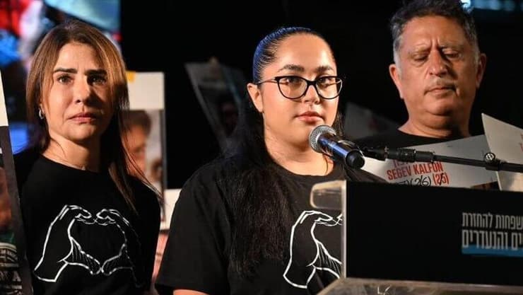 "לא סופרים רק ימים, אלא גם רבעי פיתות". לירי אלבג (צילום: פאולינה פטימר) עצרת בכיכר החטופים בתל אביב