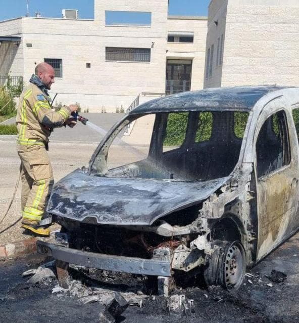 הצתת רכבים צבאיים על-ידי מתנחלים, אחרי הפרעות. "קבוצות קיצוניות שפועלות כמו במערב הפרוע" הצתת רכבים צבאיים על ידי מתנחלים, בכוכב השחר ליד רמאללה