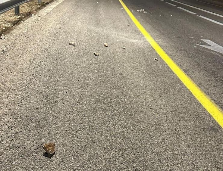 האבנים שיודו לעבר הכוחות (צילום: דובר צה"ל ) יידוי אבנים על ידי מתנחלים אל עבר רכב צבאי בבנימין