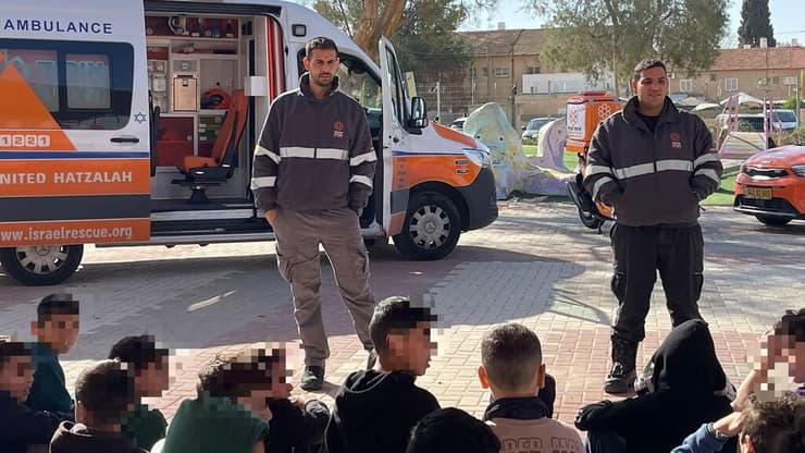 אחמד ודניאל לוי, חברו הטוב שמתנדב איתו בכבאות, בפעילות משותפת בביה"ס הדו לשוני בבאר שבע אחמד ודניאל לוי, חברו הטוב שמתנדב איתו בכבאות, בפעילות משותפת בביה"ס הדו לשוני בבאר שבע