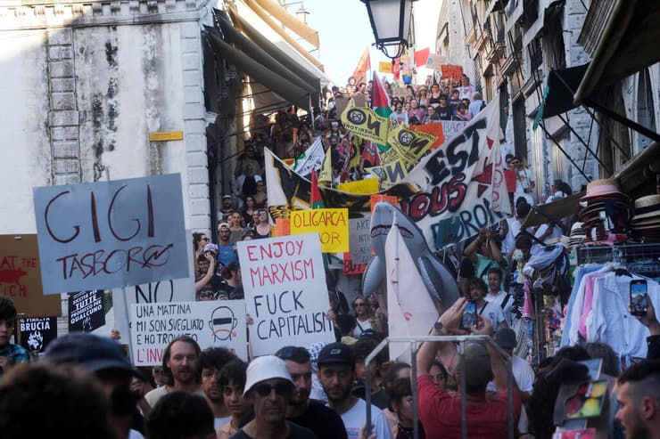 הפגנות נגד חתונת ג'ף בזוס ונציה איטליה