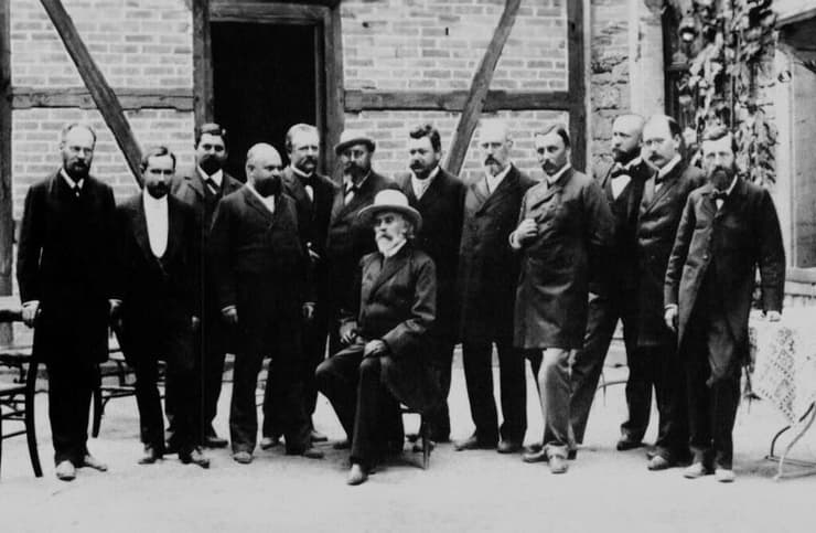 הותיר חותם עמוק בעולם הכימיה. ארלנמאייר, יושב במרכז, עם חברים ועמיתים באירוע ליום הולדתו ה-70 בביתו באשפנבורג. שני מימין בנו, הכימאי אמיל ארנלמאייר הבן