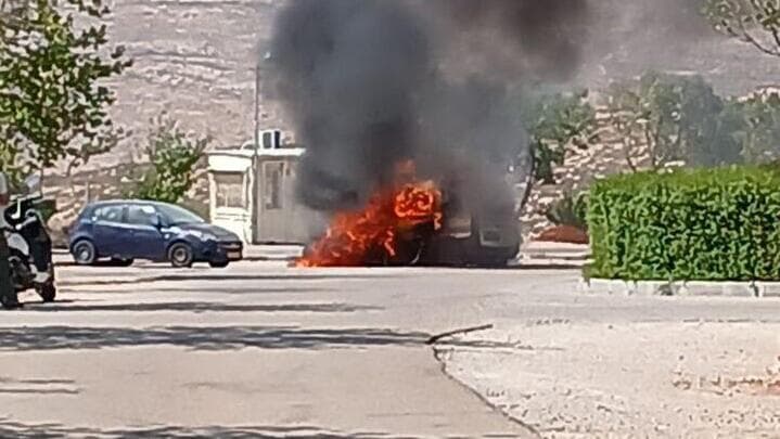 הצתת רכבים צבאיים על ידי מתנחלים, בכוכב השחר ליד רמאללה