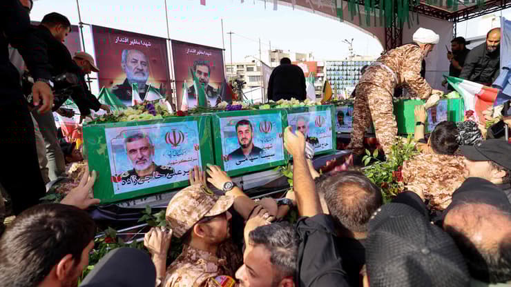 הלוויות ענק לבכירים האיראנים שחוסלו