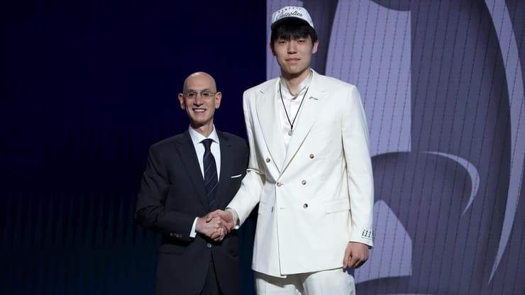 יאנג הנסן לצד הקומישינר של ה-NBA אדם סילבר, אחרי הבחירה