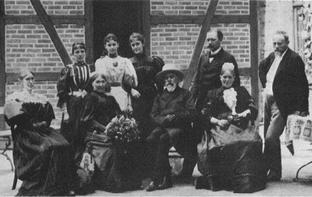 העמיד יורשים בעולם הכימיה. אמיל ארלנמאייר (יושב במרכז) עם רעייתו אוגוסטה וכמה מצאצאיהם באירוע לכבוד יום הולדתו ה-70, ב-1895