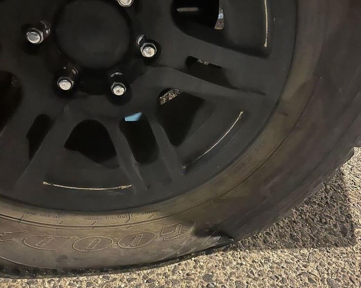 אחד הצמיגים שניקבו המתנחלים (צילום: דובר צה"ל ) השחתת רכב צבאי בבנימין על ידי מתנחלים