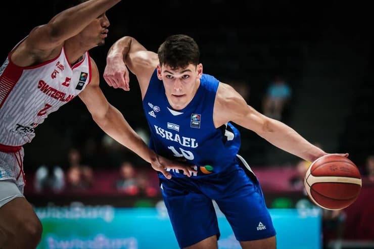יזכו בניצחון טכני. מאייר ונבחרת ישראל (צילום: FIBA) עומר מאייר
