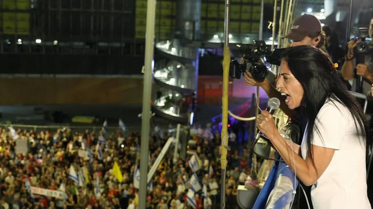 עינב צנגאוקר בשער בגין (צילום: דנה קופל) הפגנה להחזרת החטופים בדרך בגין