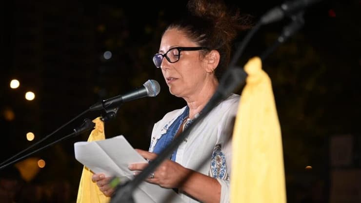 ליאת אצילי נואמת בהפגנה בכרמי גת