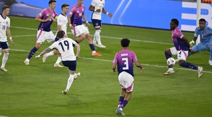 הארווי אליוט בועט לשער (רויטרס) הארווי אליוט בועט לשער