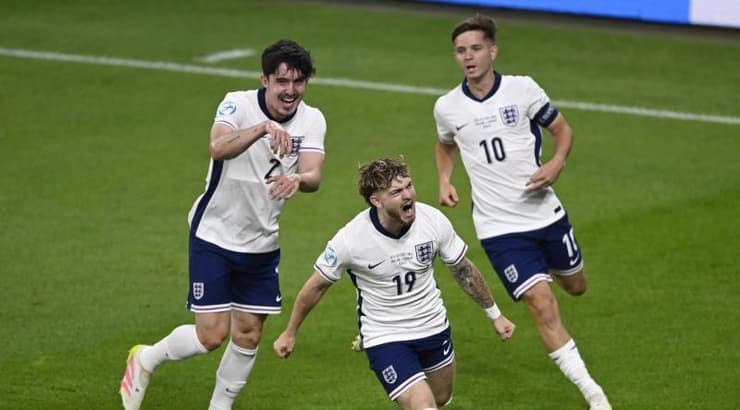 הארווי אליוט רץ לחגוג שער מהיר (רויטרס) הארווי אליוט רץ לחגוג שער מהיר