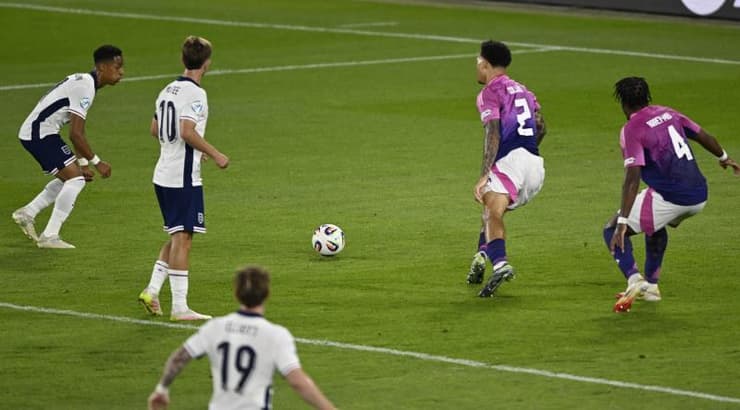 אומרי האצ'ינסון מקבל את הכדור (רויטרס) אומרי האצ'ינסון מקבל את הכדור