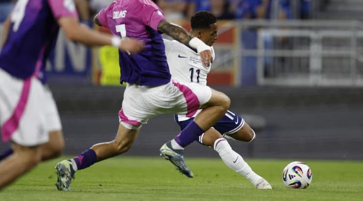 אומרי האצ'ינסון בועט לרשת (רויטרס) אומרי האצ'ינסון בועט לרשת