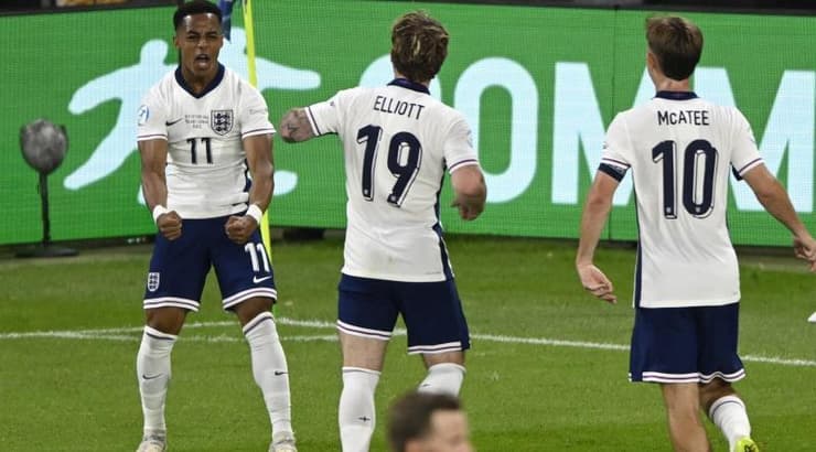 אומרי האצ'ינסון חוגג עם החברים (רויטרס) אומרי האצ'ינסון חוגג עם החברים