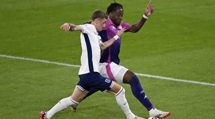 ברייט ארי-אמבי מנסה לעצור את ג'יי סטנספילד (רויטרס) ברייט ארי-אמבי מנסה לעצור את ג'יי סטנספילד