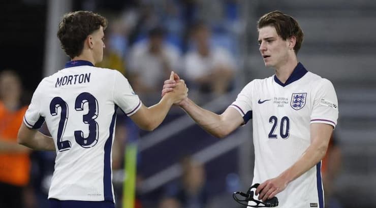 אלכס סקוט וטיילר מורטון מתחלפים בתפקידים (רויטרס) אלכס סקוט וטיילר מורטון מתחלפים בתפקידים