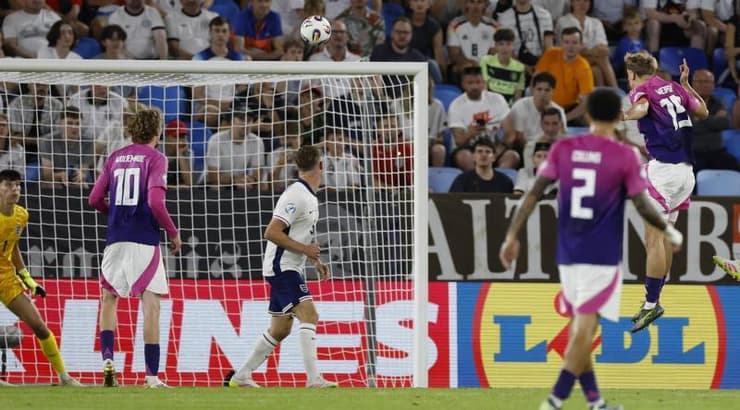 נלסון ווייפר נוגח לרשת (רויטרס) נלסון ווייפר נוגח לרשת