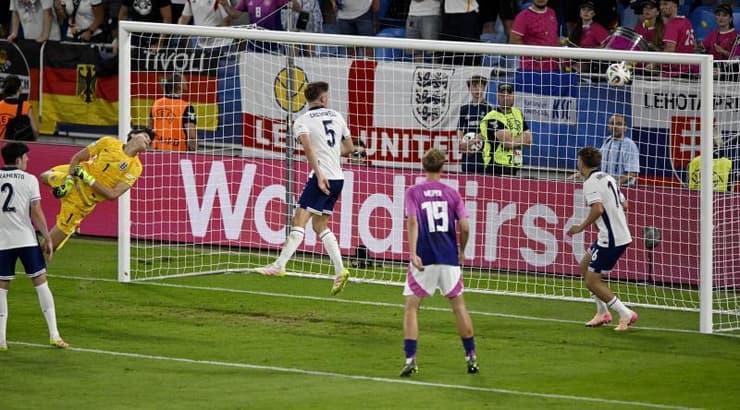 אי אפשר לעצור את הבעיטה של פול נבל (רויטרס) אי אפשר לעצור את הבעיטה של פול נבל