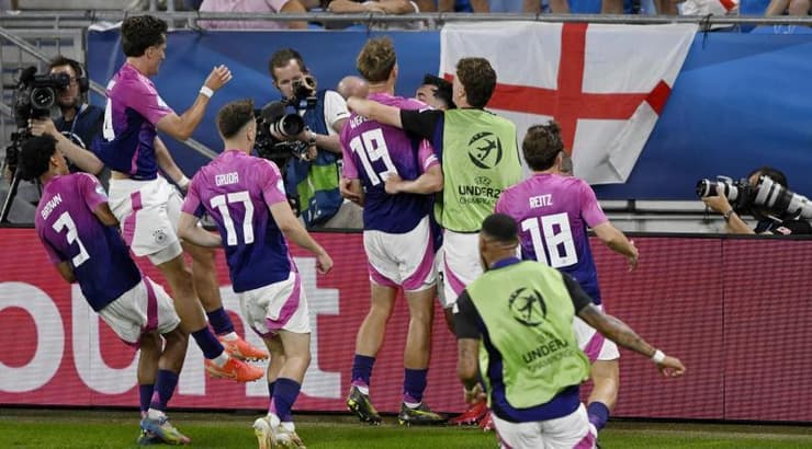 שחקני גרמניה בטירוף. המשחק נפתח מחדש (רויטרס) שחקני גרמניה בטירוף. המשחק נפתח מחדש