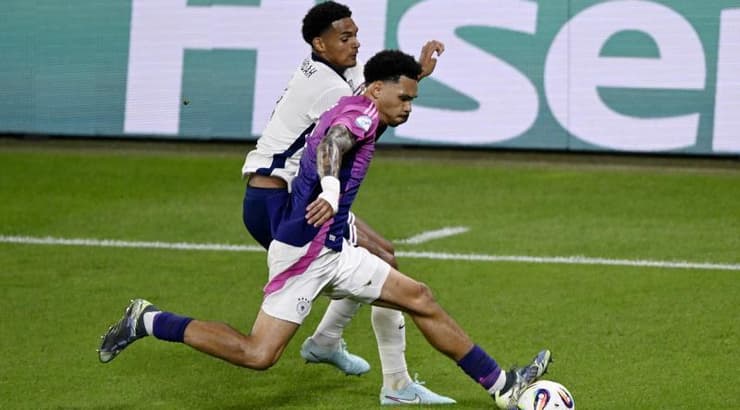 ג'ארל קוואנסה ונאמדי קולינס במאבק (רויטרס) ג'ארל קוואנסה ונאמדי קולינס במאבק