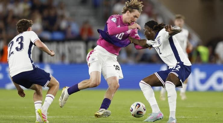 ניק וולטמדה מנסה לעבור בין הגנת אנגליה (רויטרס) ניק וולטמדה מנסה לעבור בין הגנת אנגליה