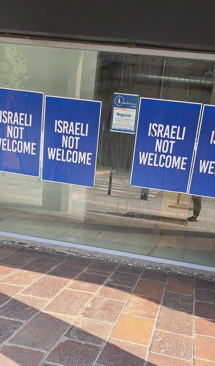 השלטים נתלו בכמה אזורים במילאנו