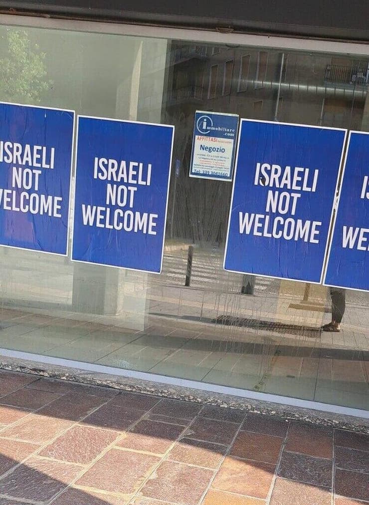 הכרזות נתלו בכמה אזורים במילאנו (צילום: מתוך X) השלטים נתלו בכמה אזורים במילאנו