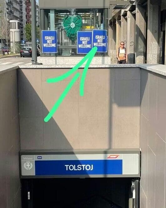 הכרזות ליד אחת מתחנות המטרו (צילום: מתוך X) השלטים ליד אחת מתחנות המטרו