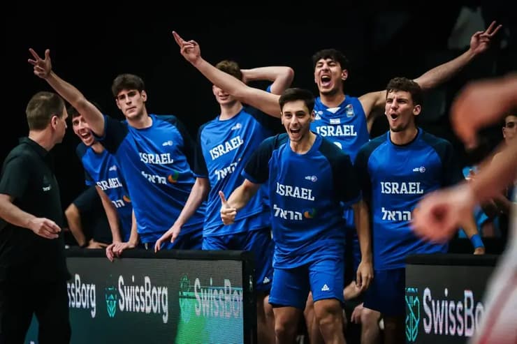 ישראל הסתדרה בלי הכנה. חגיגות בספסל (צילום: FIBA) הספסל חוגג