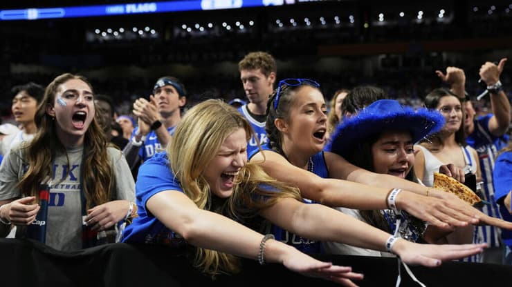 המכללה הפכה למשאבת סופרסטאריפ. אוהדות דיוק (צילום: AP Photo/Brynn Anderson) אוהדות דיוק