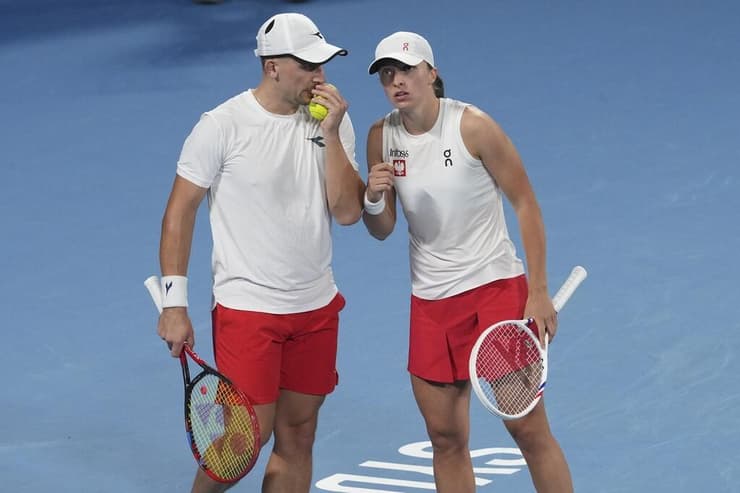 "עצוב לראות את זה". ז'לינסקי בתחרות הזוגות המעורבים באוסטרליה 2024 יחד עם בת ארצו איגה שוויונטק (צילום: AP Photo/Mark Baker) יאן זילנסקי בתחרות הזוגות המעורבים באוסטרליה 2024 יחד עם בת ארצו איגה שוויונטק