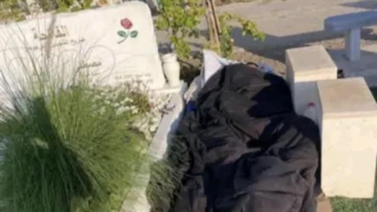 אחמד אבו חאמד ישן על קבר בניו